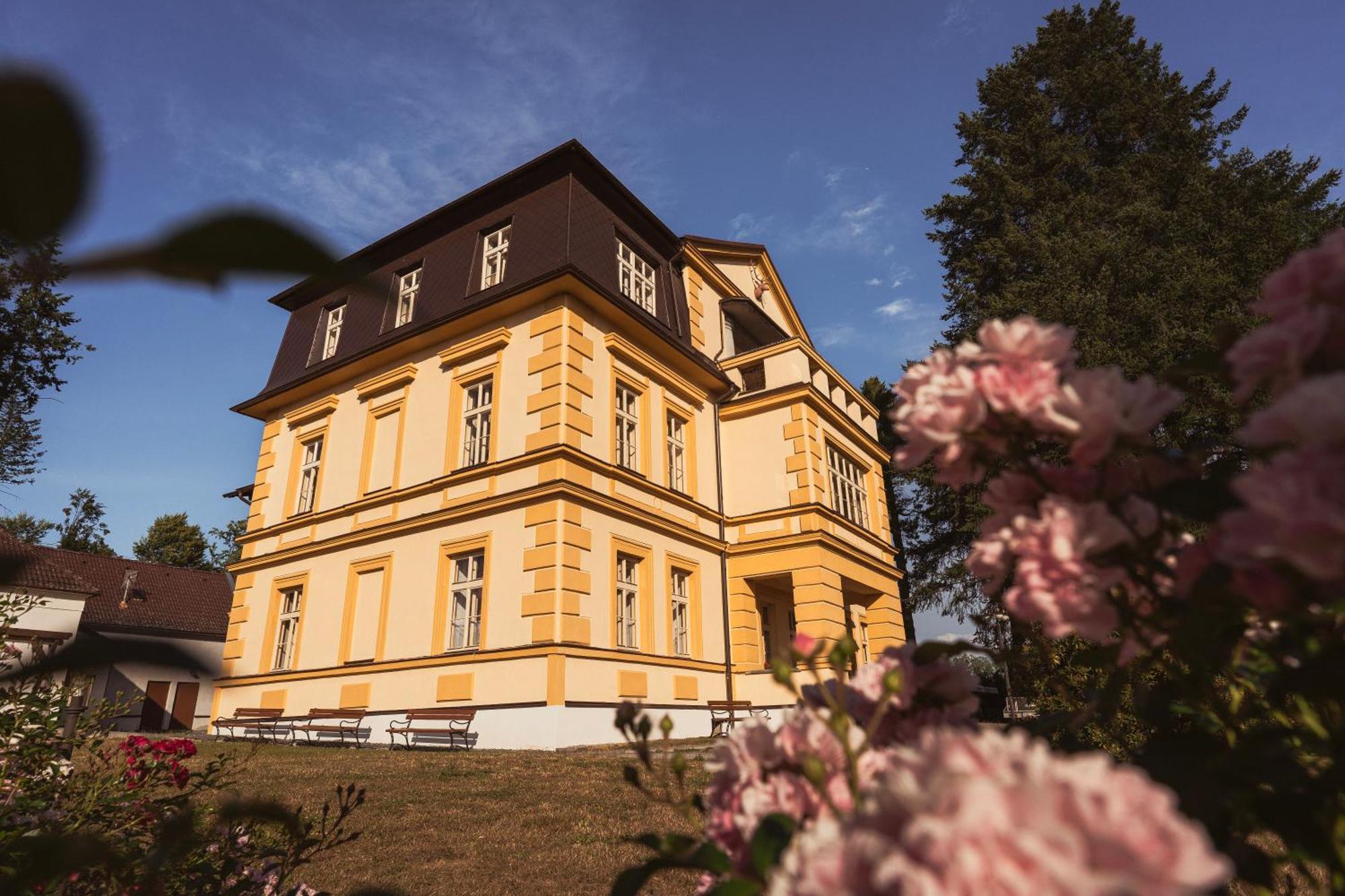 Zamecek Waldsteinovo Zatisi Hotel Svatoslav Екстериор снимка